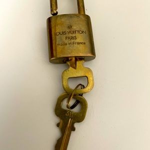 Authentic Louis Vuitton a lock with two keys 🔐